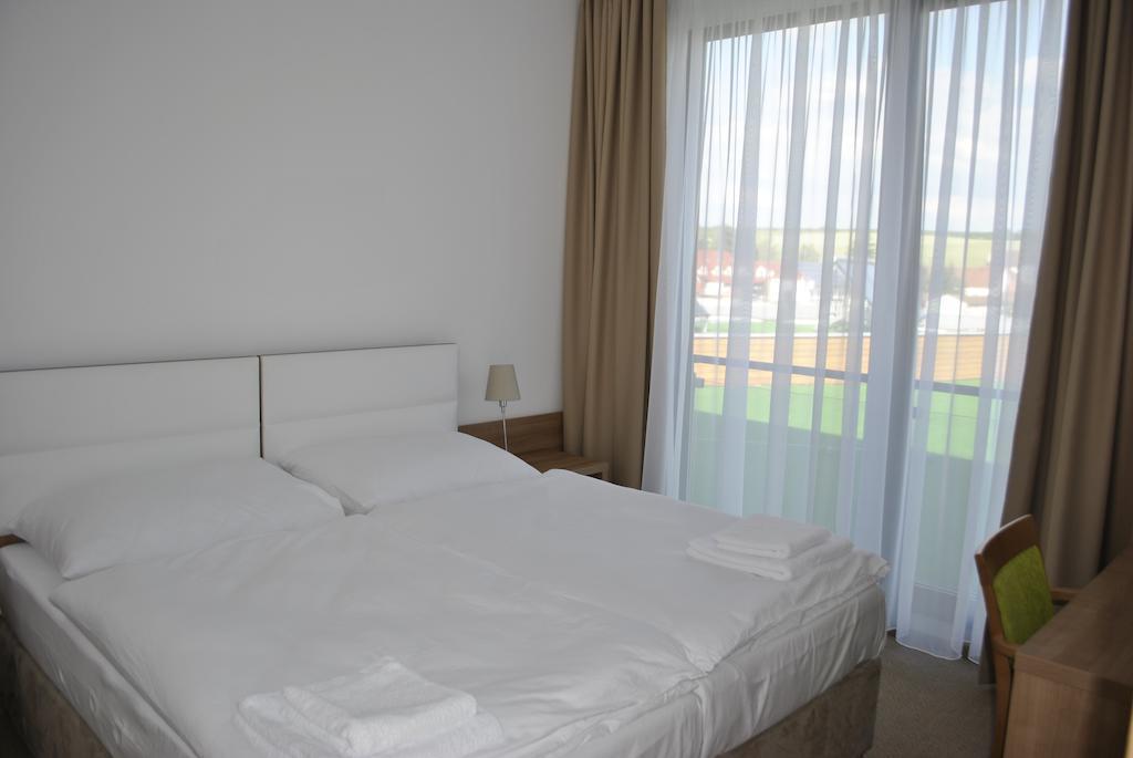 Hotel Golf Jezera Ostrožská Nová Ves Exteriör bild