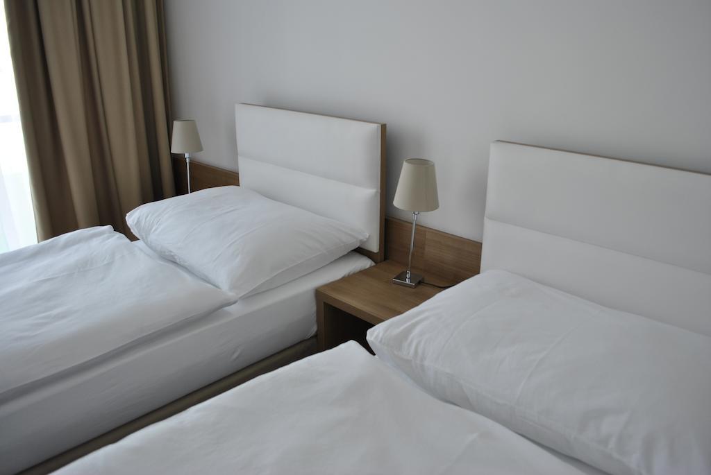 Hotel Golf Jezera Ostrožská Nová Ves Exteriör bild