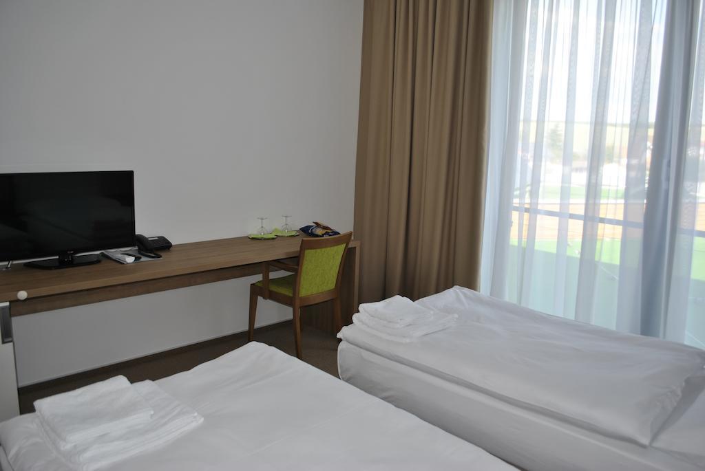 Hotel Golf Jezera Ostrožská Nová Ves Exteriör bild