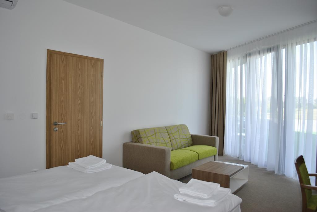 Hotel Golf Jezera Ostrožská Nová Ves Exteriör bild
