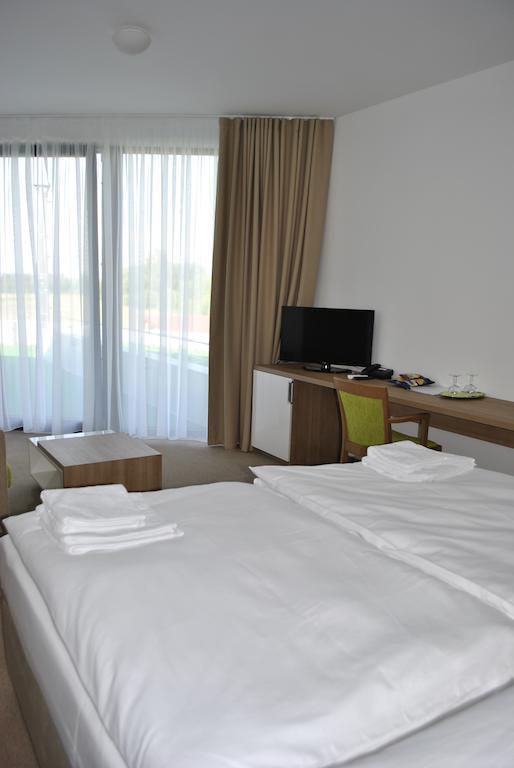 Hotel Golf Jezera Ostrožská Nová Ves Exteriör bild