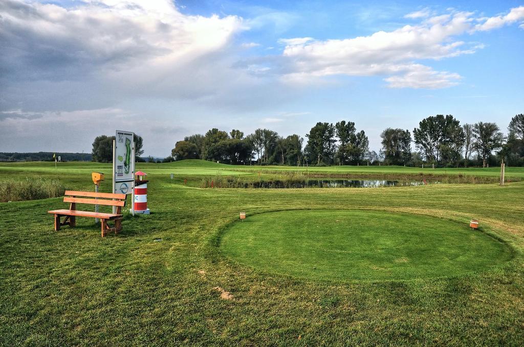 Hotel Golf Jezera Ostrožská Nová Ves Exteriör bild