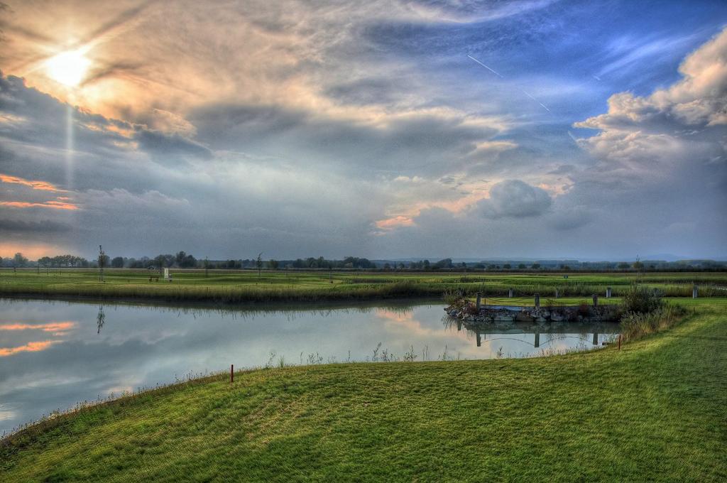 Hotel Golf Jezera Ostrožská Nová Ves Exteriör bild