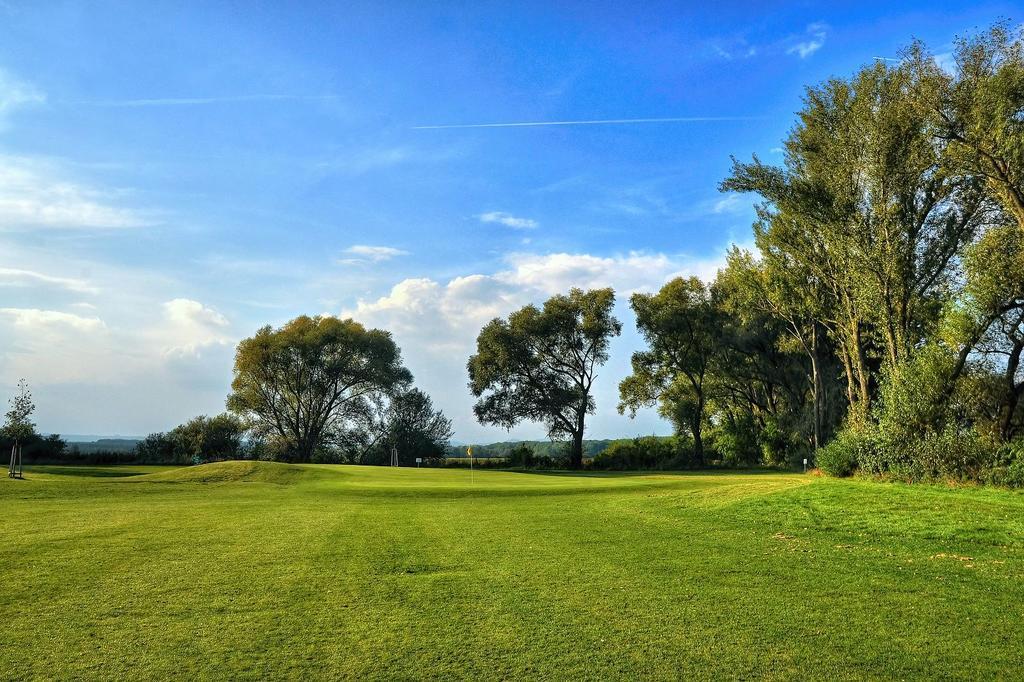 Hotel Golf Jezera Ostrožská Nová Ves Exteriör bild